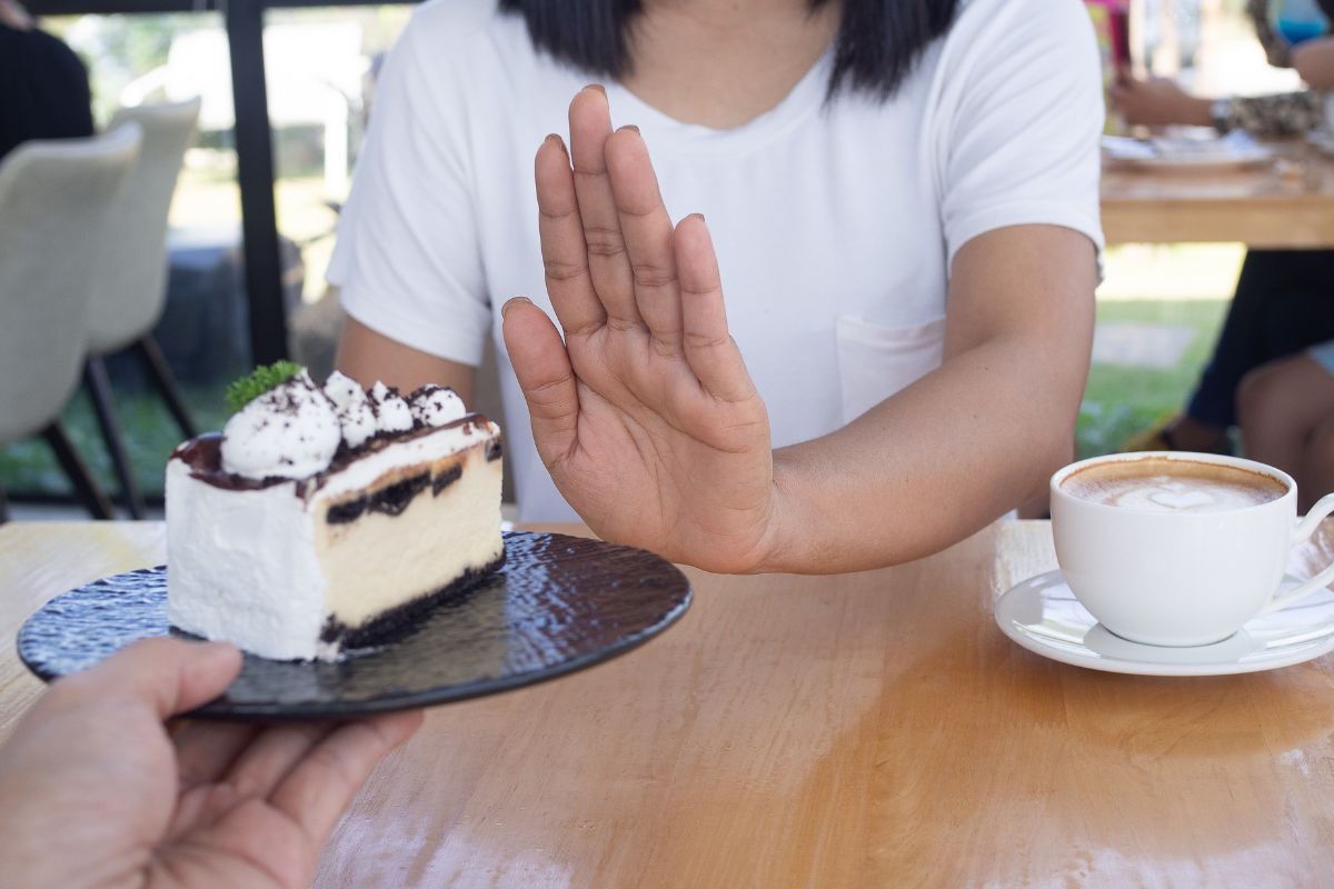 Potret perempuan menolak sepotong kue