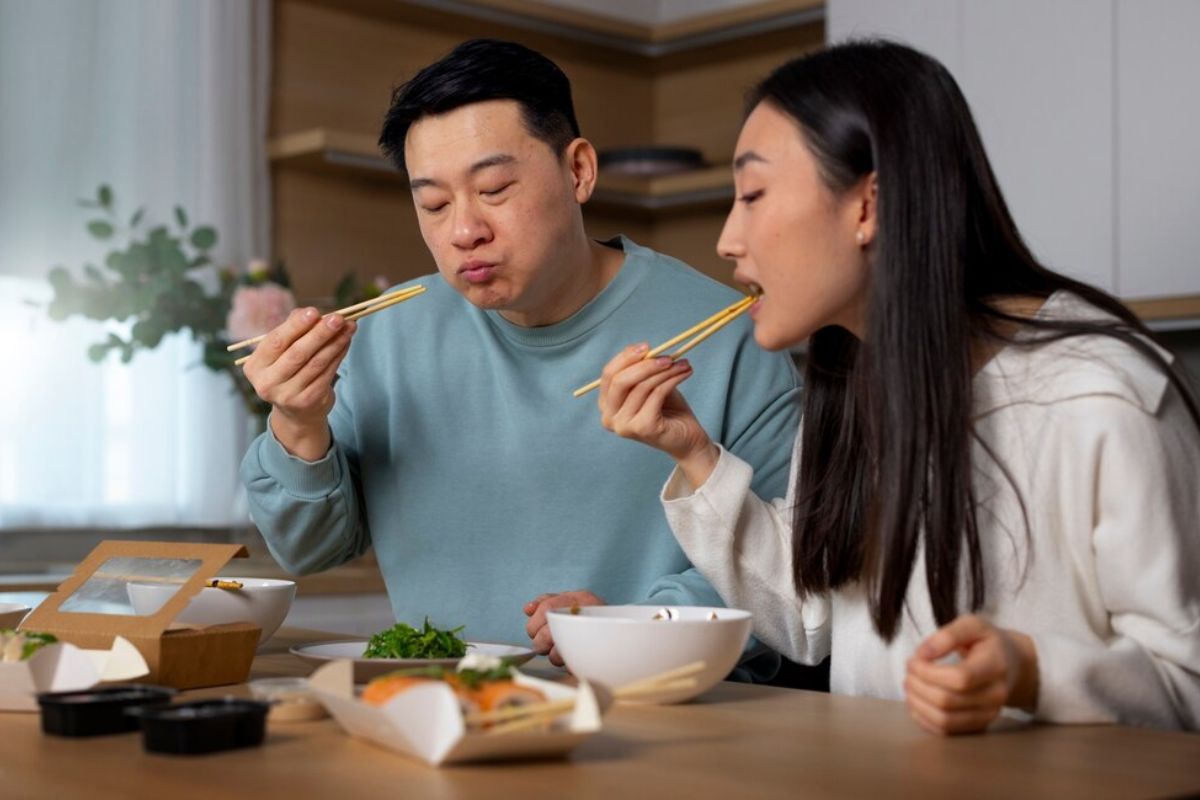 Pria dan perempuan sedang makan