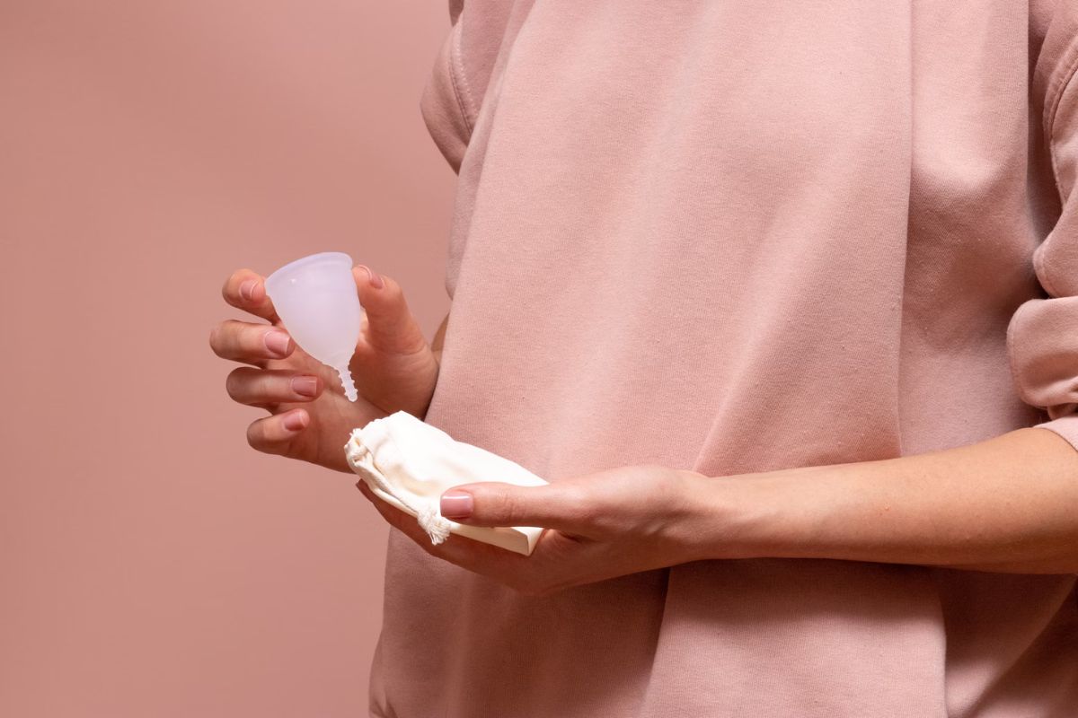 Seseorang memegang menstrual cup