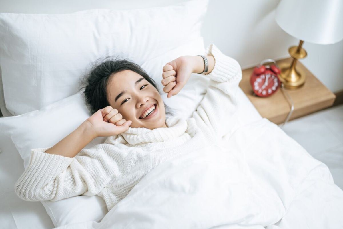 Perempuan bangun dengan bahagia