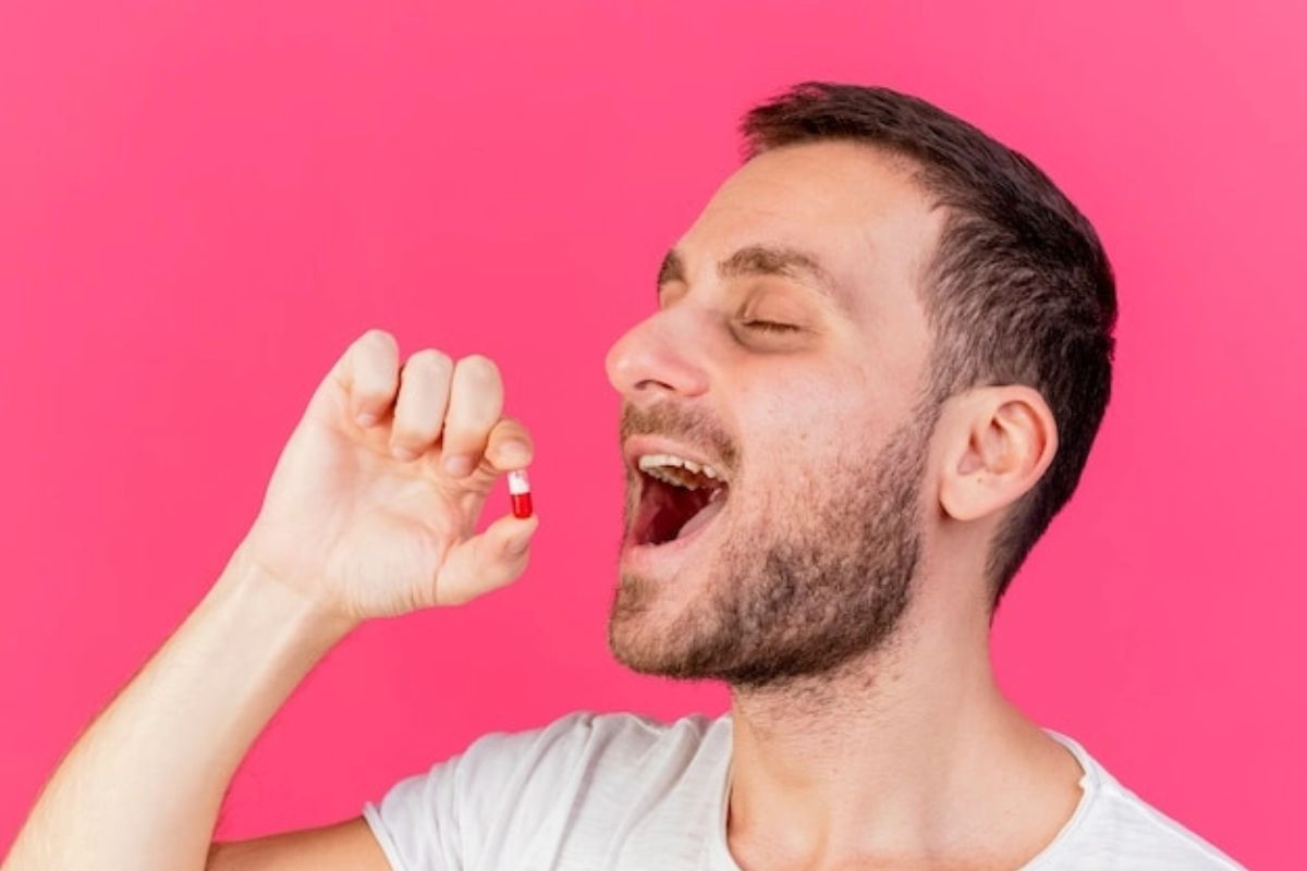 orang yang sedang mengonsumsi suplemen