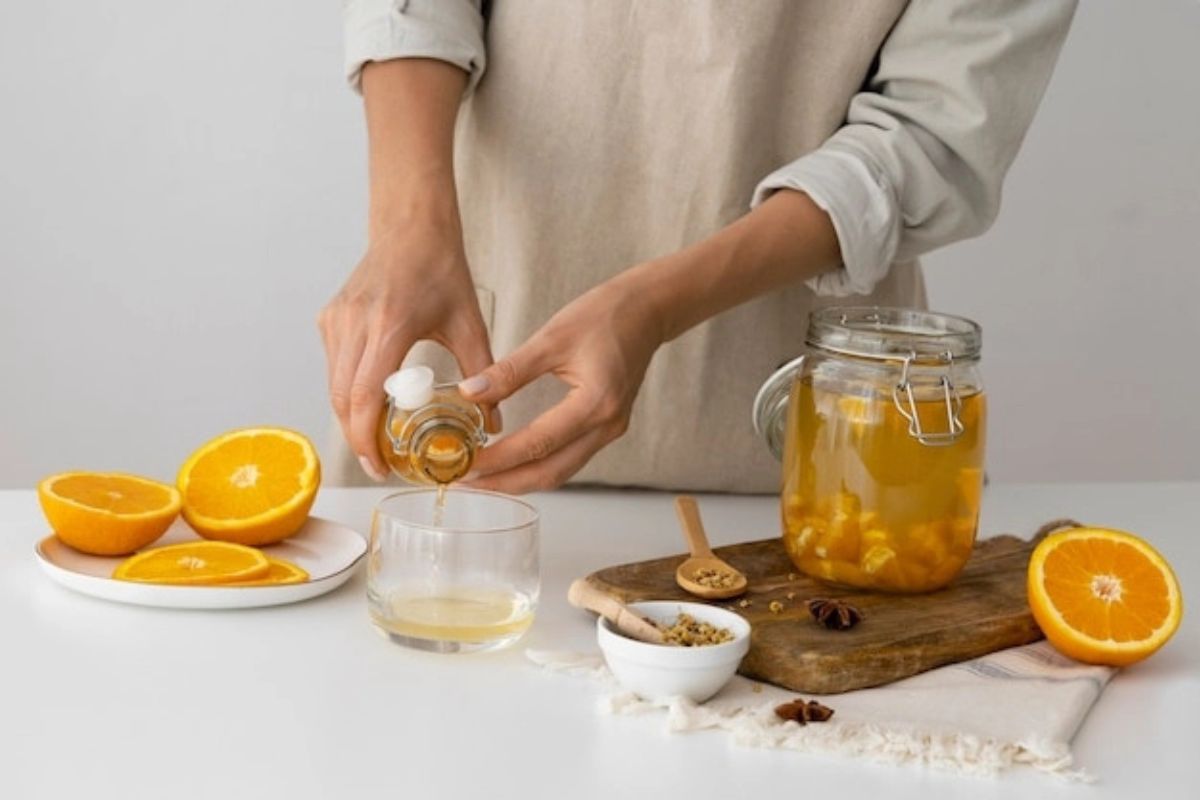 Seseorang sedang membuat minuman herbal