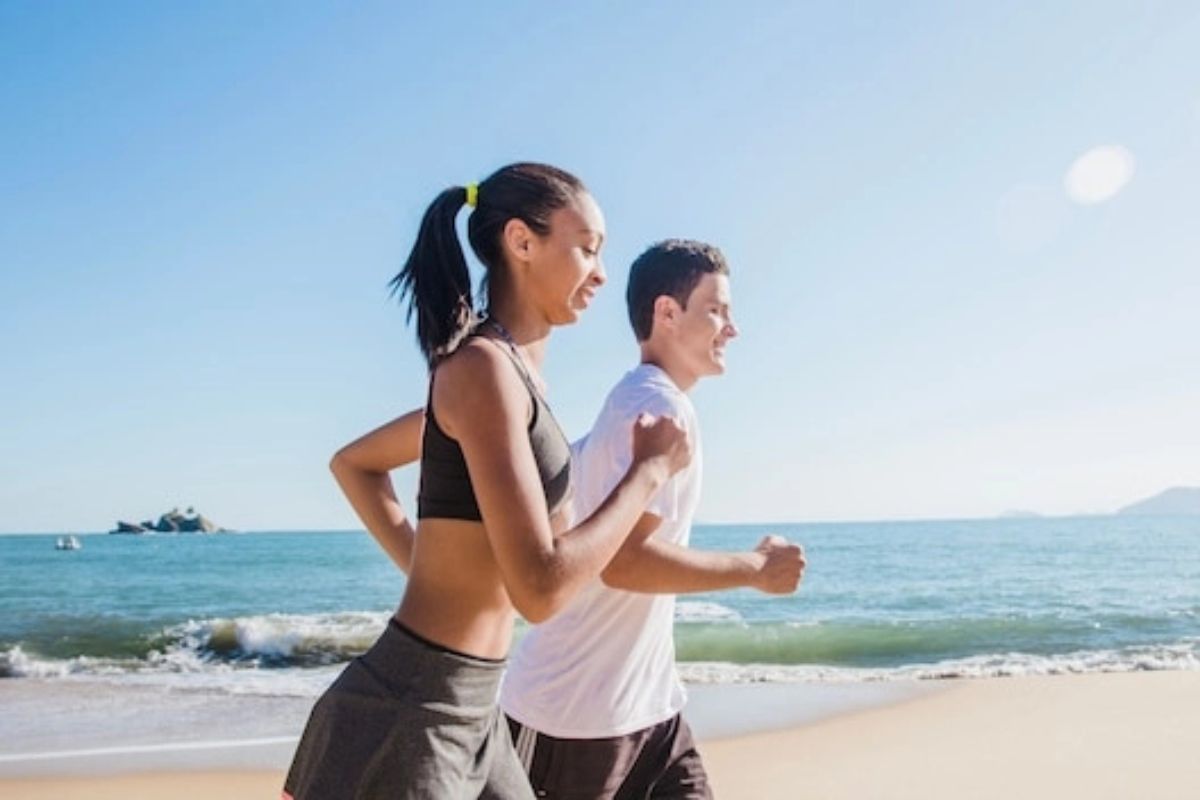 Jogging di pinggir pantai bersama pasangan