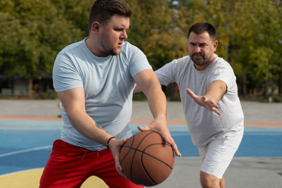 Dua orang pria gemuk bermain basket