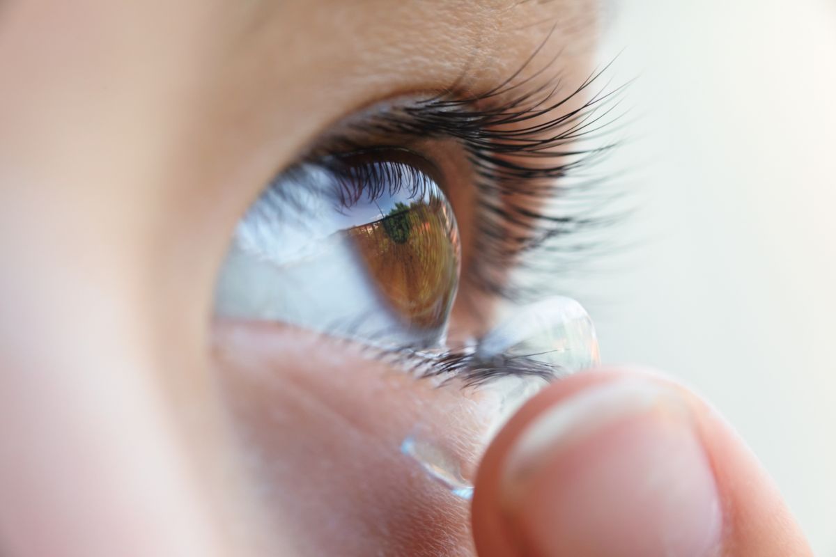 Seseorang memasang lensa kontak