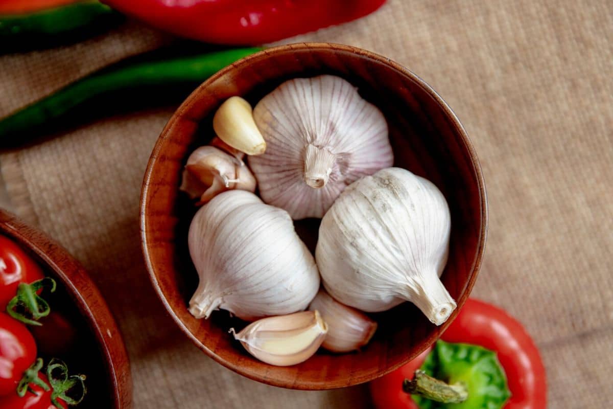 Bawang putih di dalam mangkuk