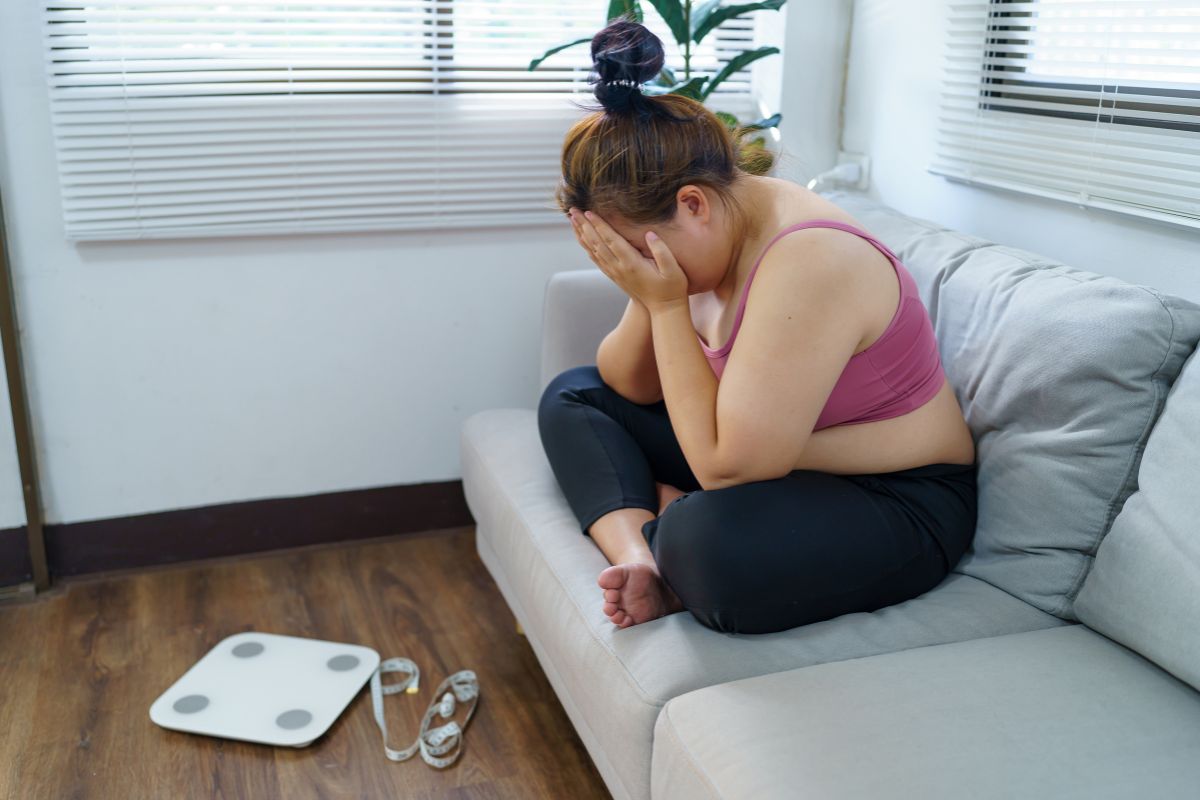 Memegang perut yang membesar