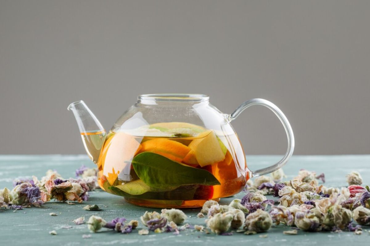 Teko berisi teh bahan herbal