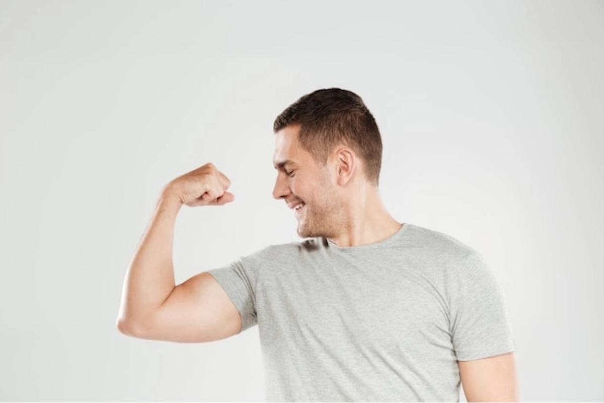 Laki-laki memamerkan otot bicep