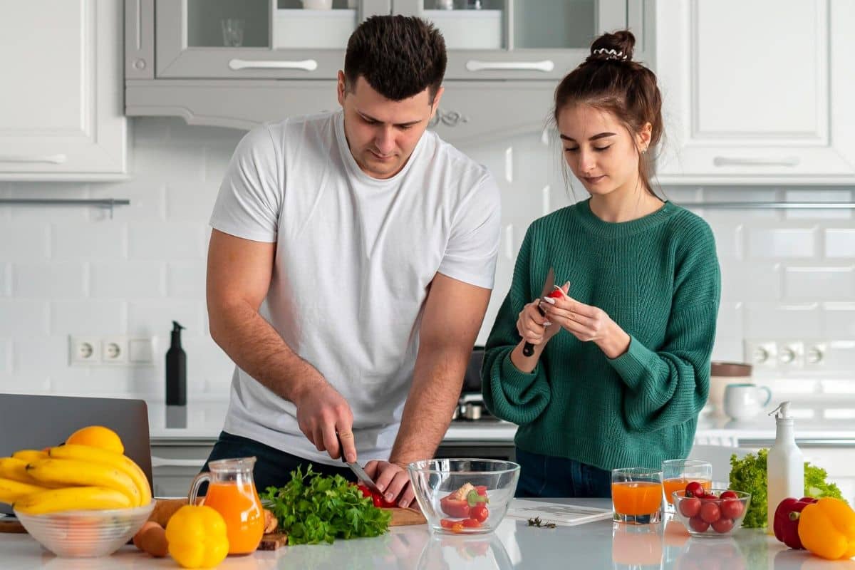 Pria dan wanita sedang mengolah makan tinggi vitamin C