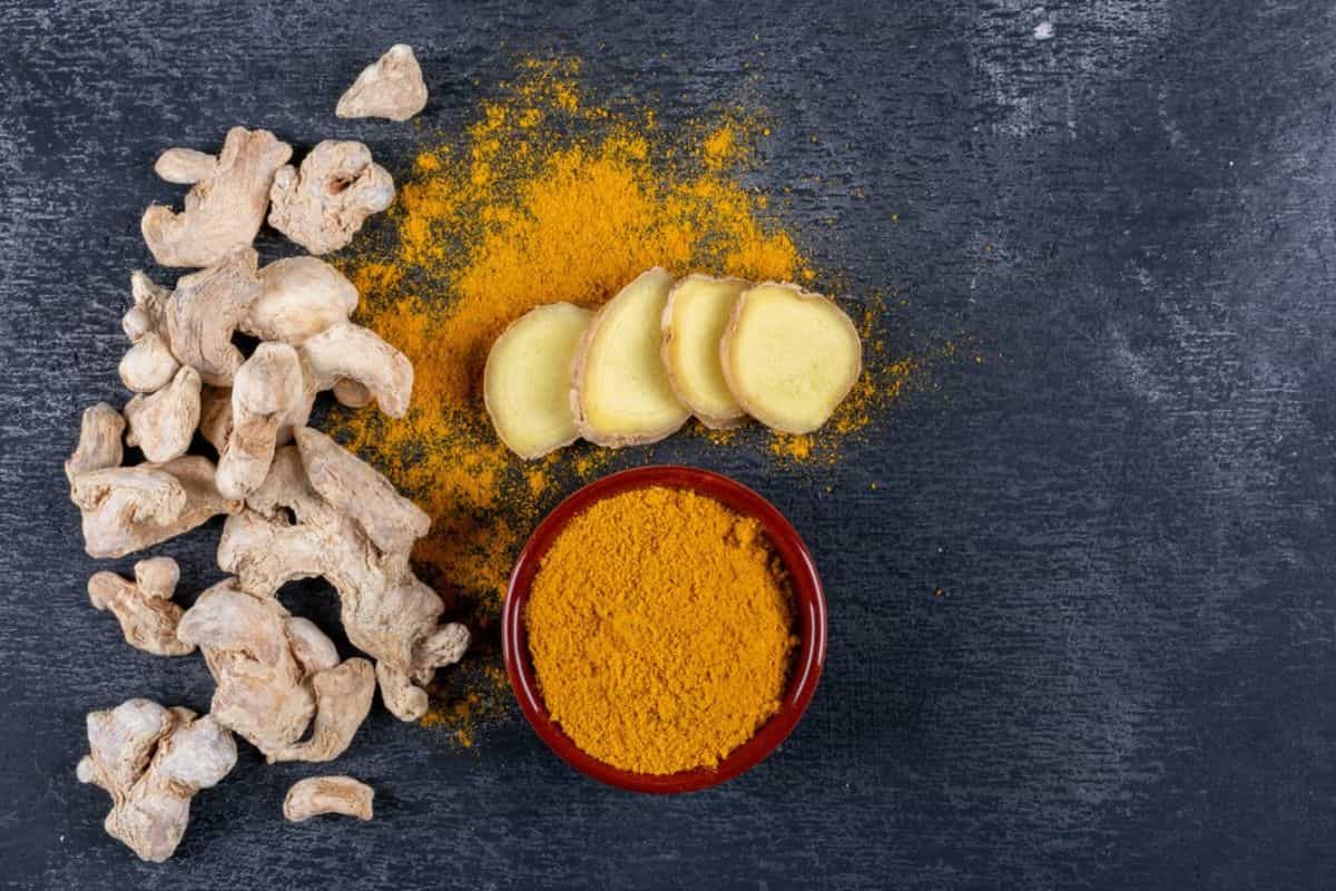 Potongan jahe dan bubuk kunyit