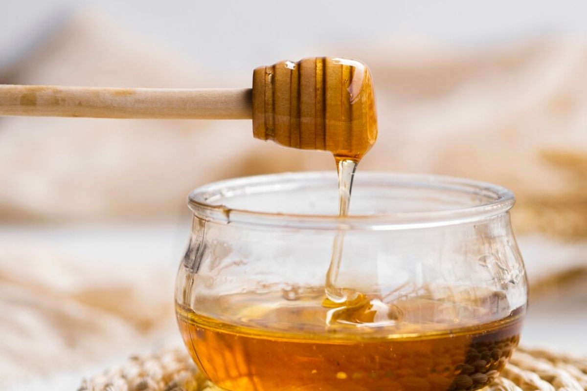 Madu alami di dalam mangkuk