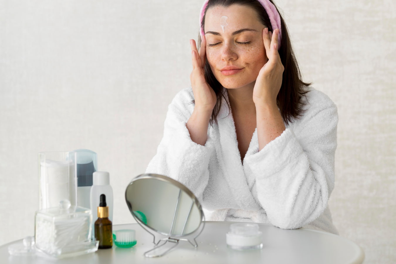 orang yang sedang melakukan skincare routine