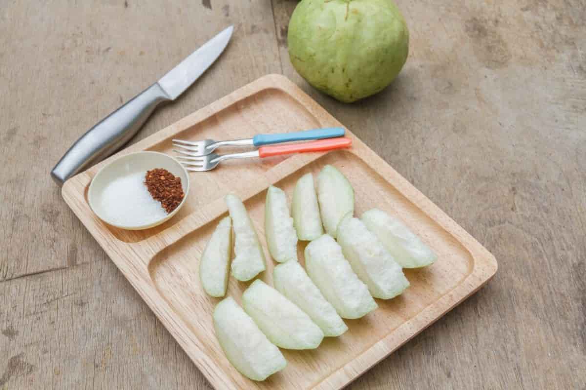 Jambu biji di potong-potong