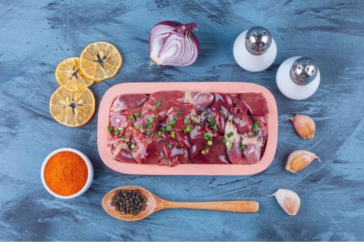 Jeroan mentah dikelilingi bumbu-bumbu rempah