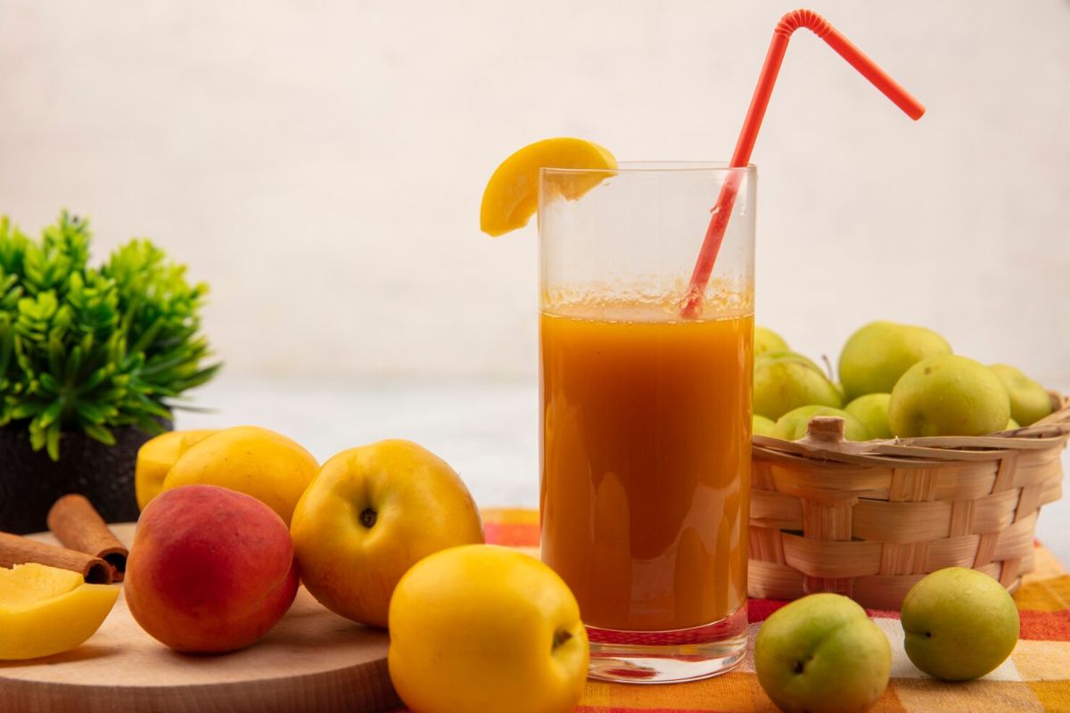 Segelas jus apel segar