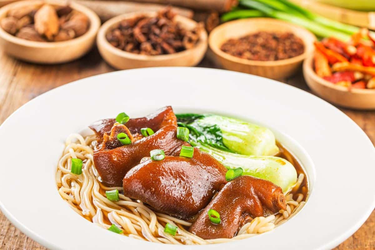 Hidangan mie dengan kaki babi