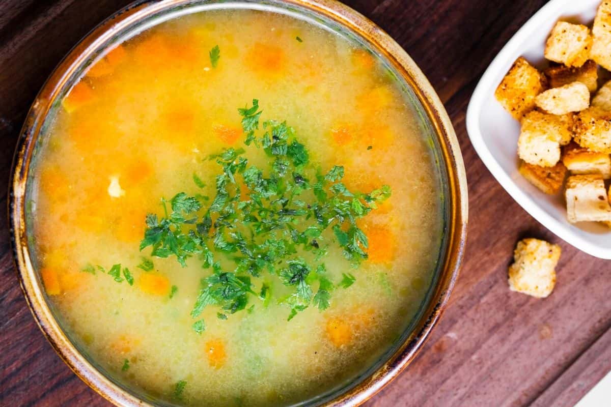 Kaldu tulang ayam dalam panci