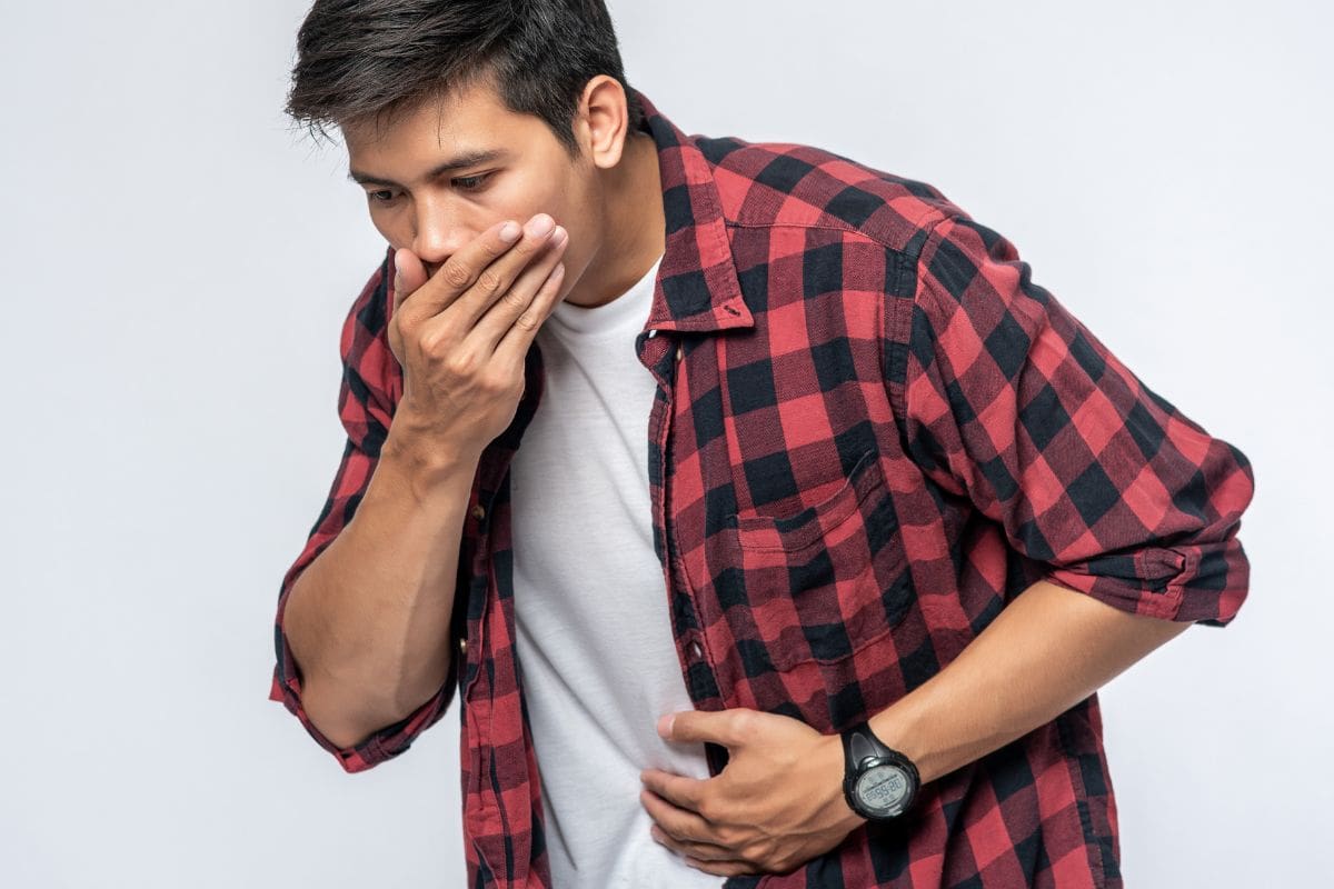 orang yang mual dan ingin muntah