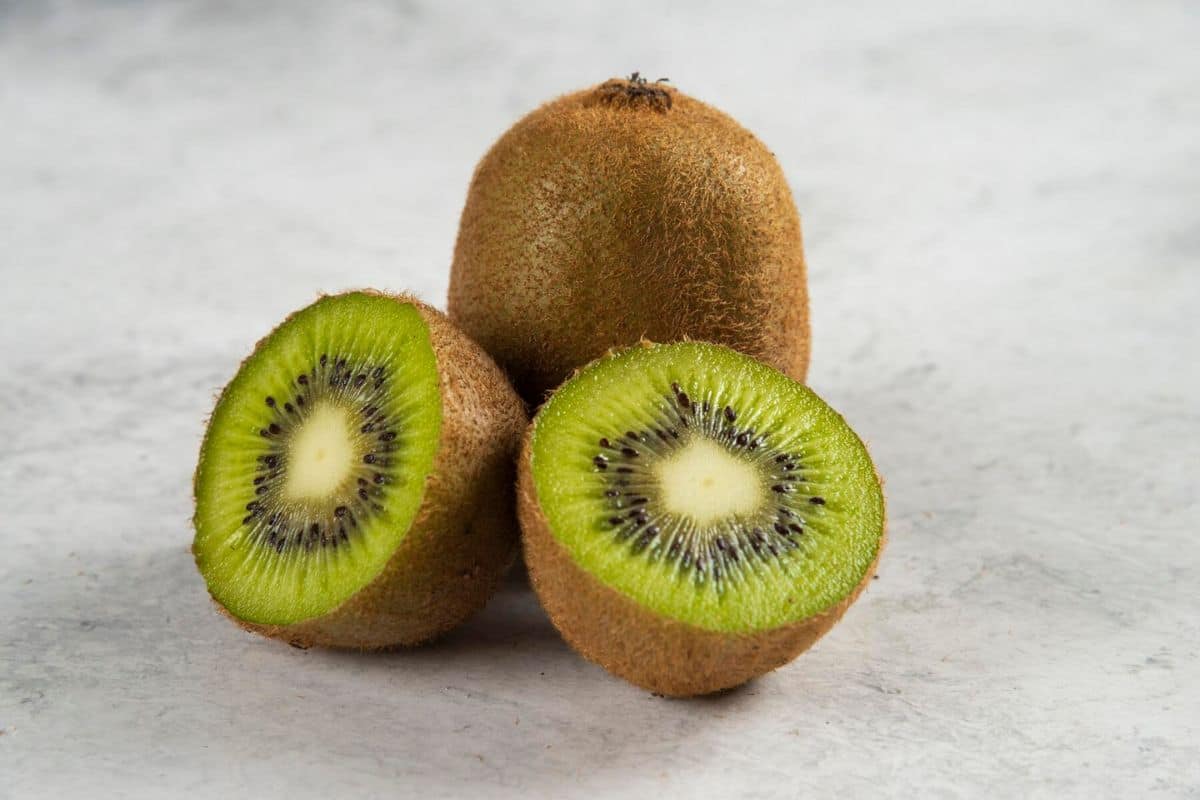 Potongan buah kiwi segar