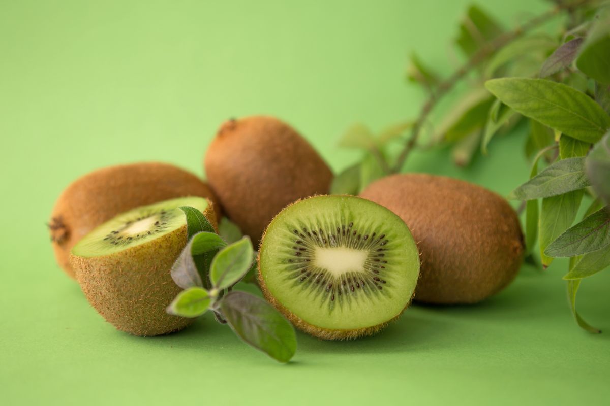 Potongan buah kiwi segar