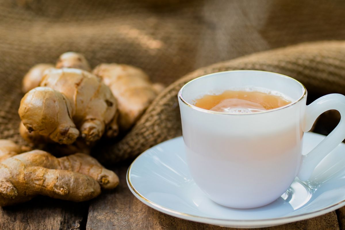 Secangkir minuman teh susu dengan jahe