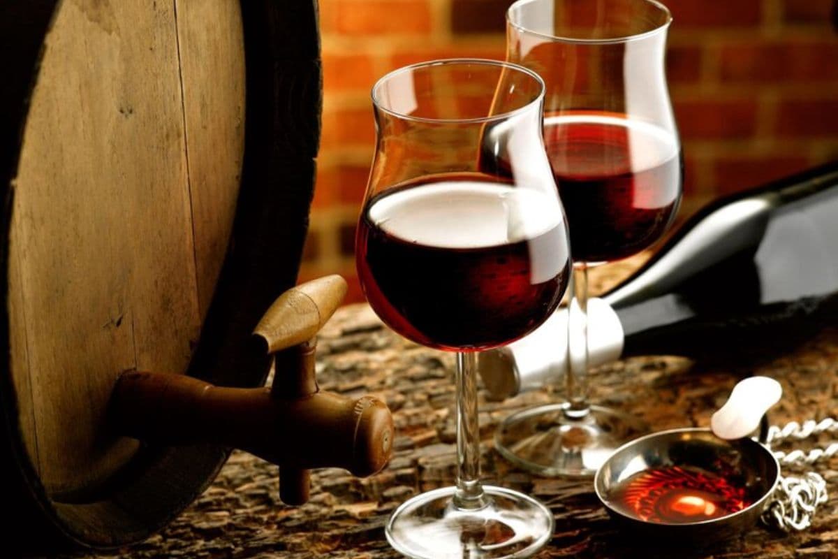 Dua gelas wine di atas meja