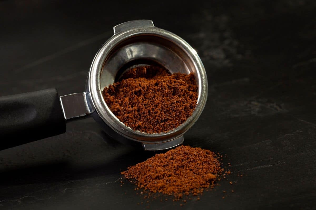 Kopi bubuk dalam coffee press