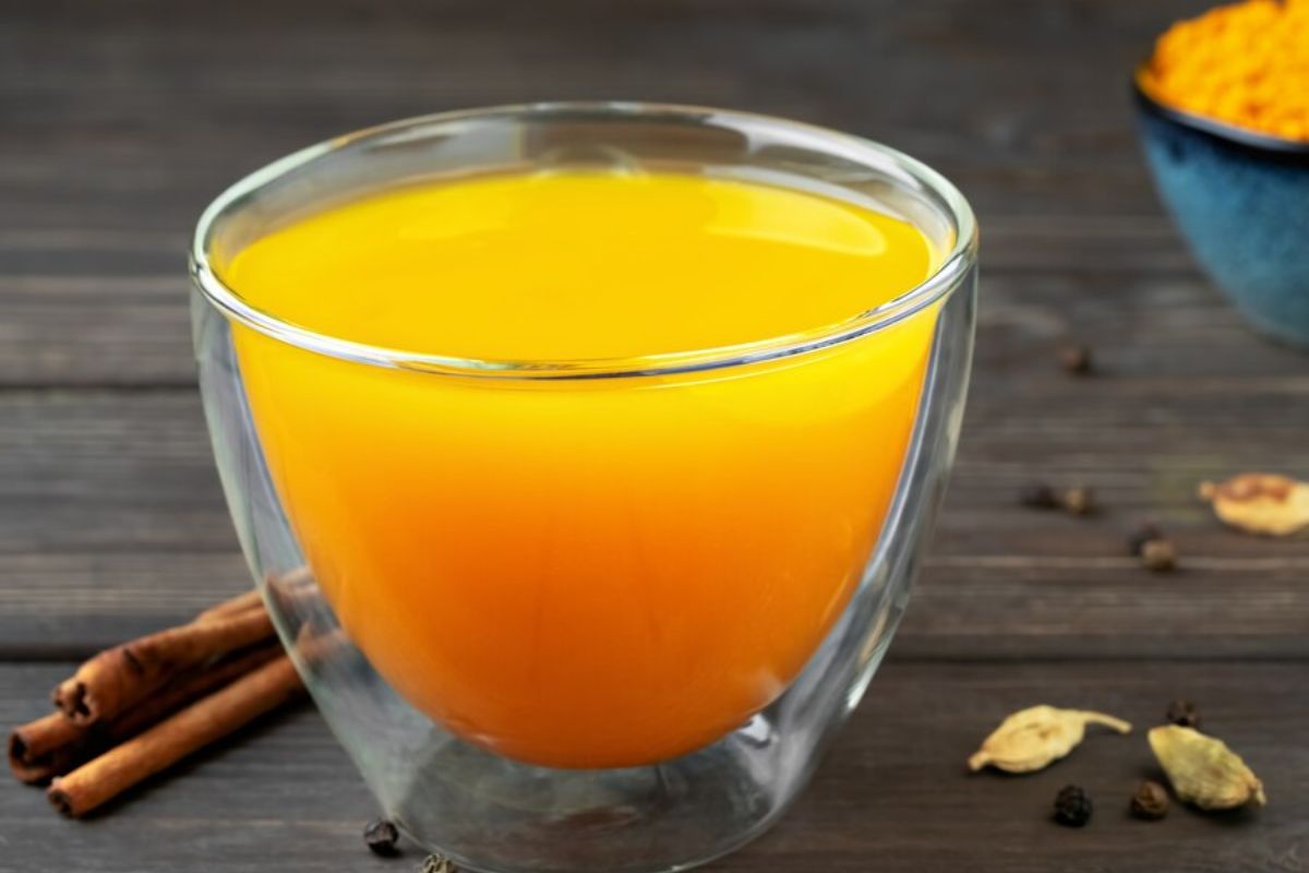 Minuman herbal alami terbuat dari kunyit
