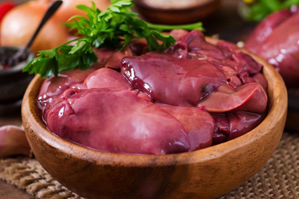 Potongan limpa sapi di dalam mangkuk kayu