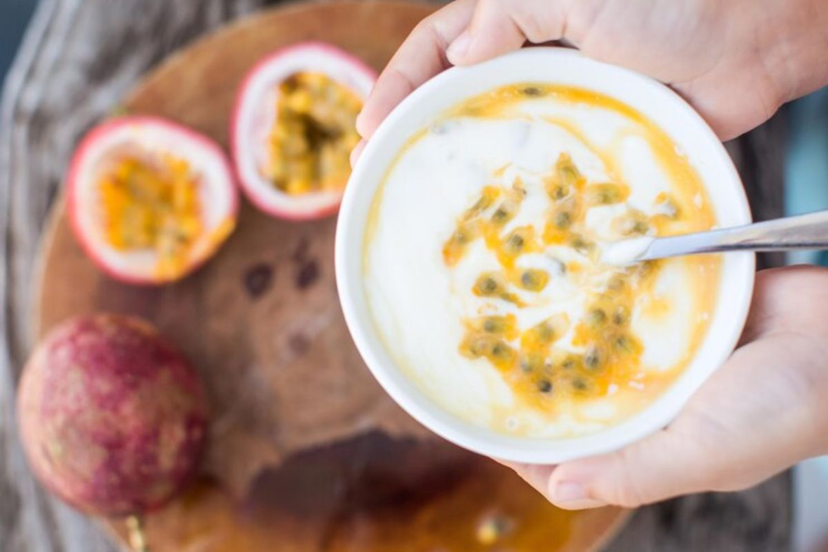 Semangkuk yogurt dengan topping buah markisa