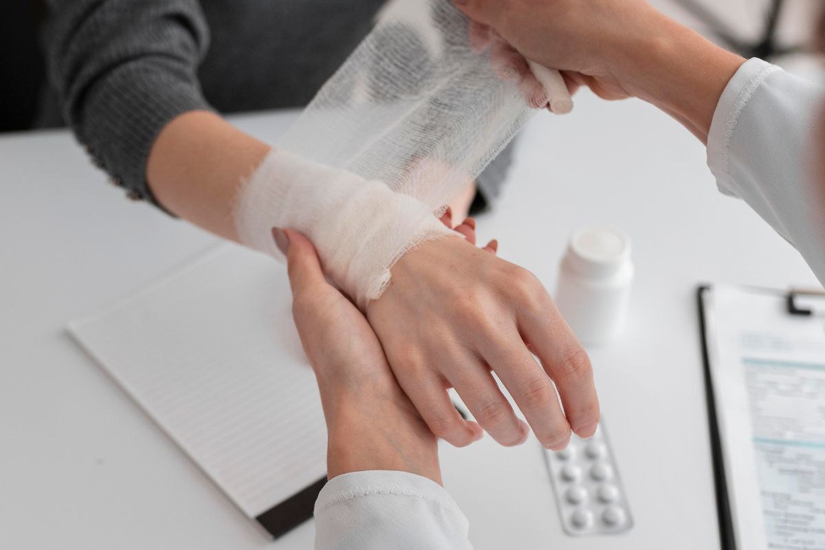 orang yang dibalut kasa oleh dokter