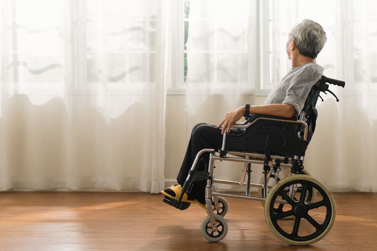 orang yang duduk di kursi roda
