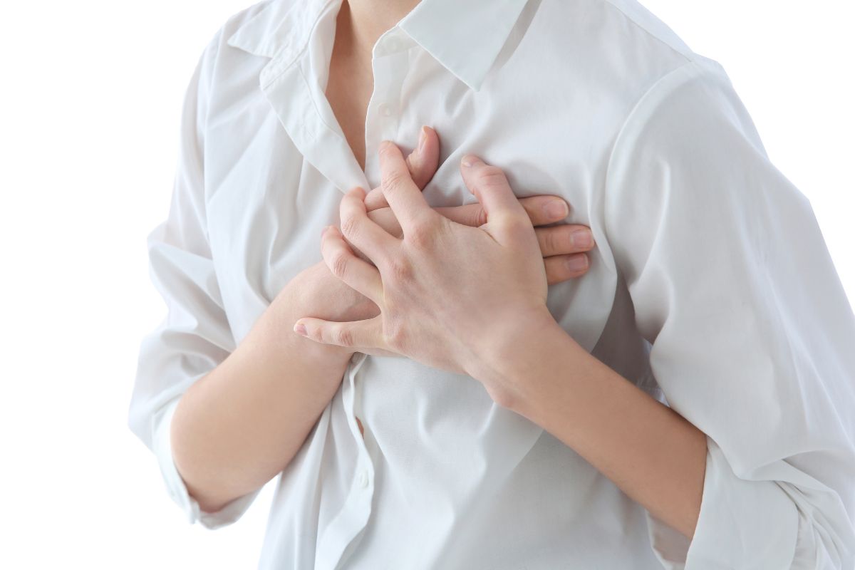 Seseorang memegang bagian dada yang sakit