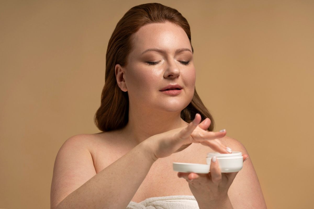 Seorang wanita memegang wadah cream