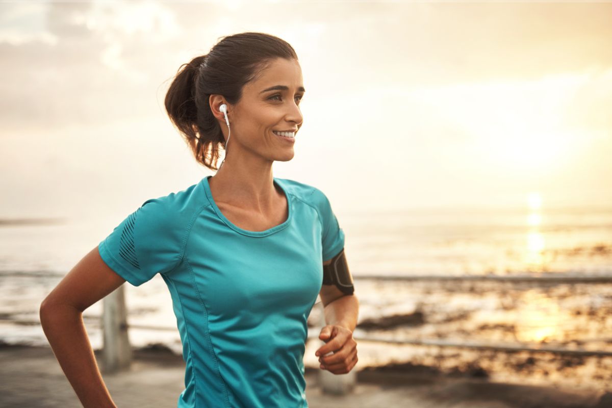 Seorang wanita sehat sedang berlari