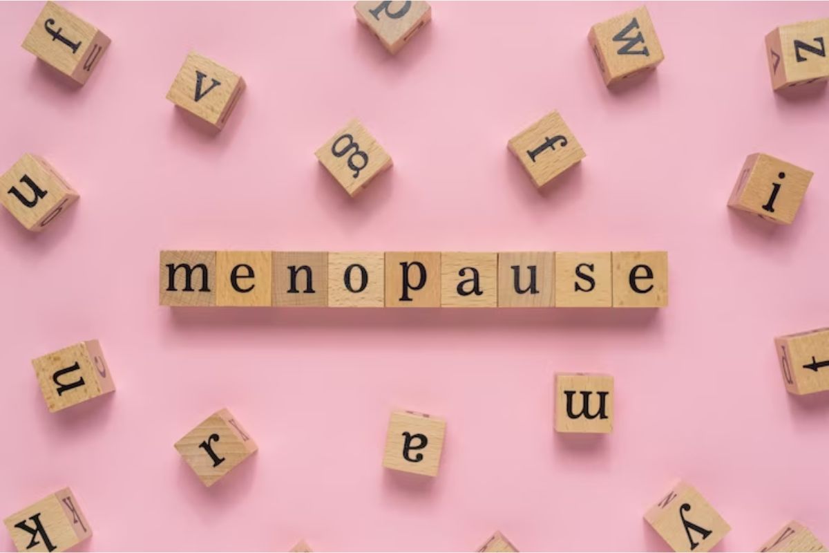 Balok-balok kayu menyusun tulisan 'menopause'