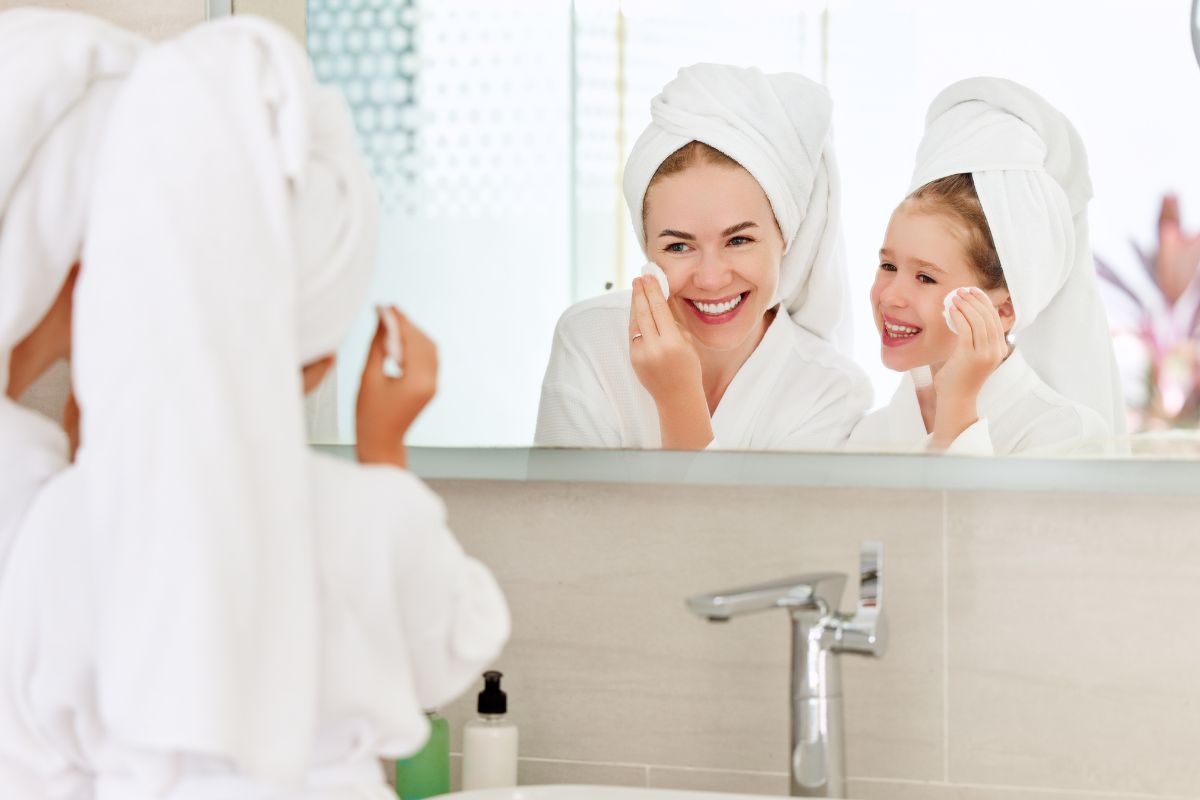 Ibu bersama anak sedang melakukan perawatan wajah