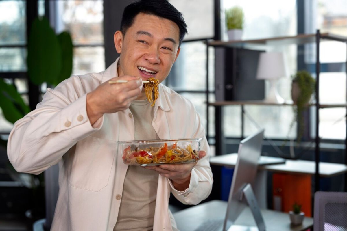 Laki-laki sedang menikmati makanan