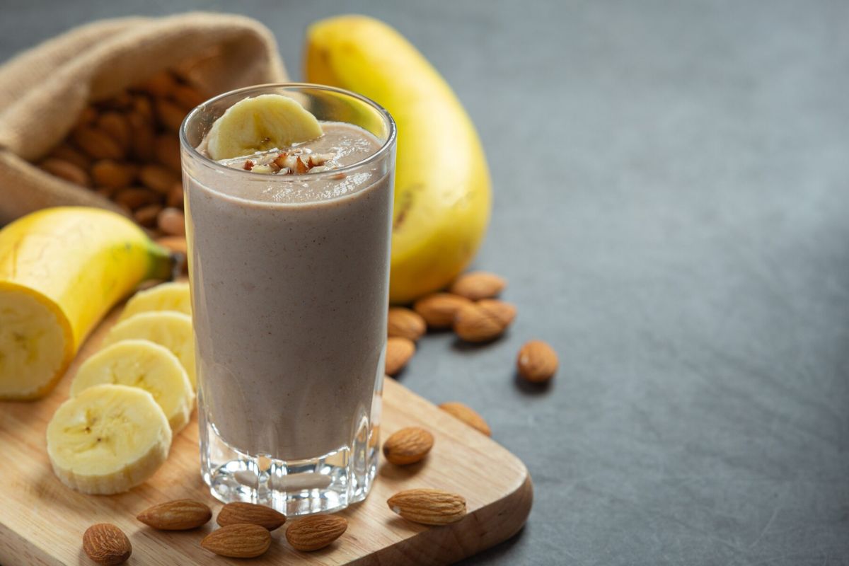 Segelas minuman berprotein almond dan pisang