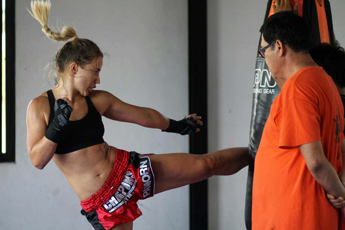 orang yang sedang latihan muay thai