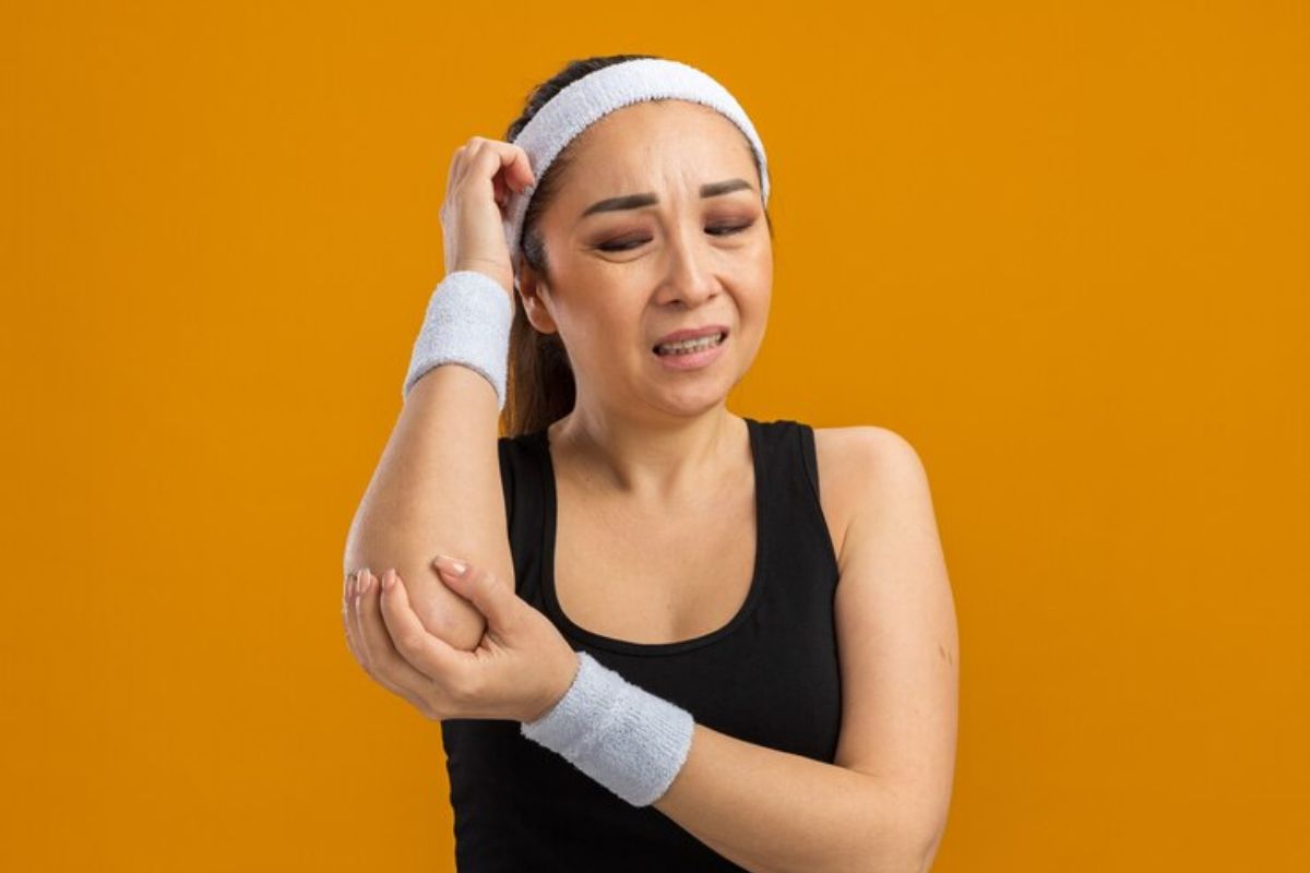 Perempuan paruh baya merasa sakit di bagian siku tangan