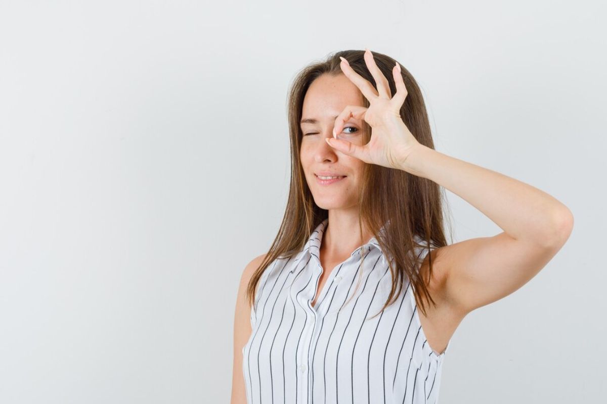 Perempuan mengedipkan sebelah matanya