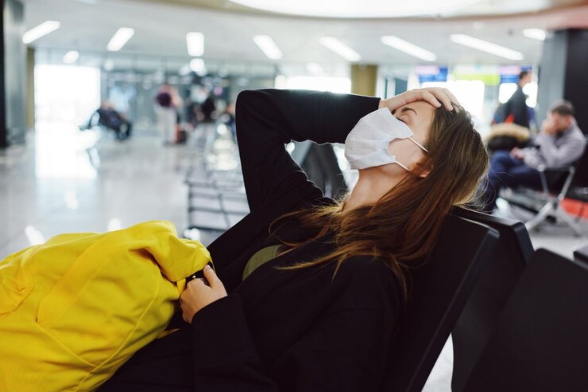 Seorang wanita sakit kepala di kursi bandara