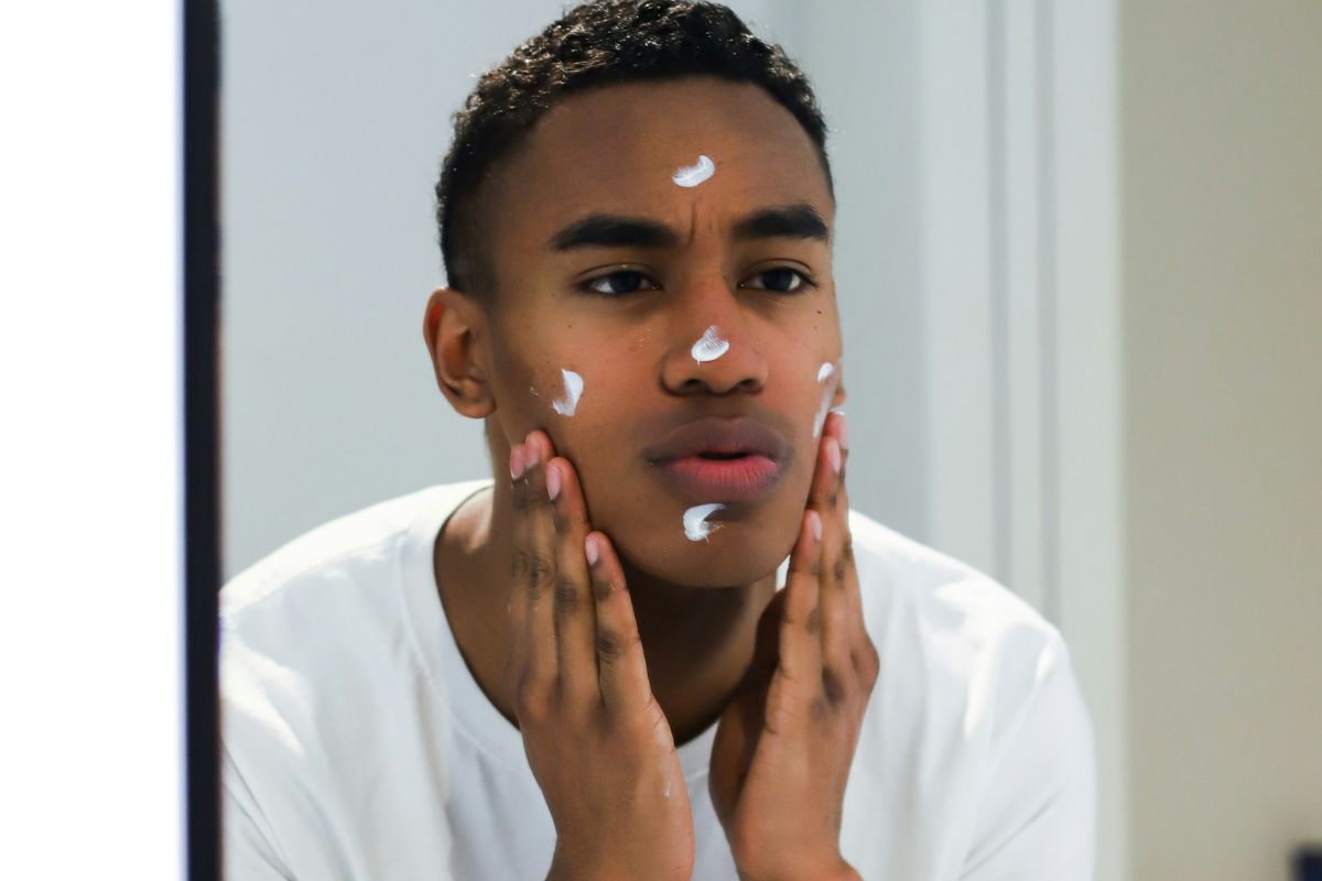 orang yang sedang memakai krim wajah