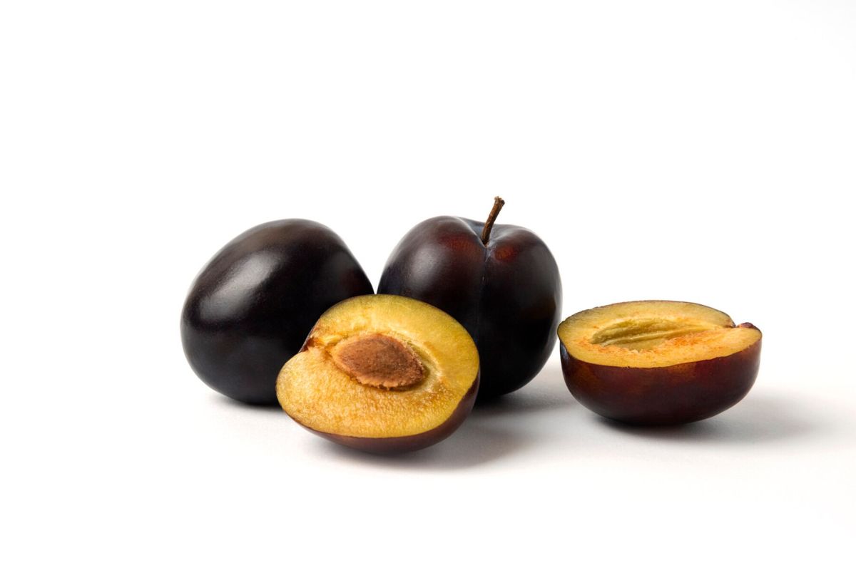 Potongan buah prem segar