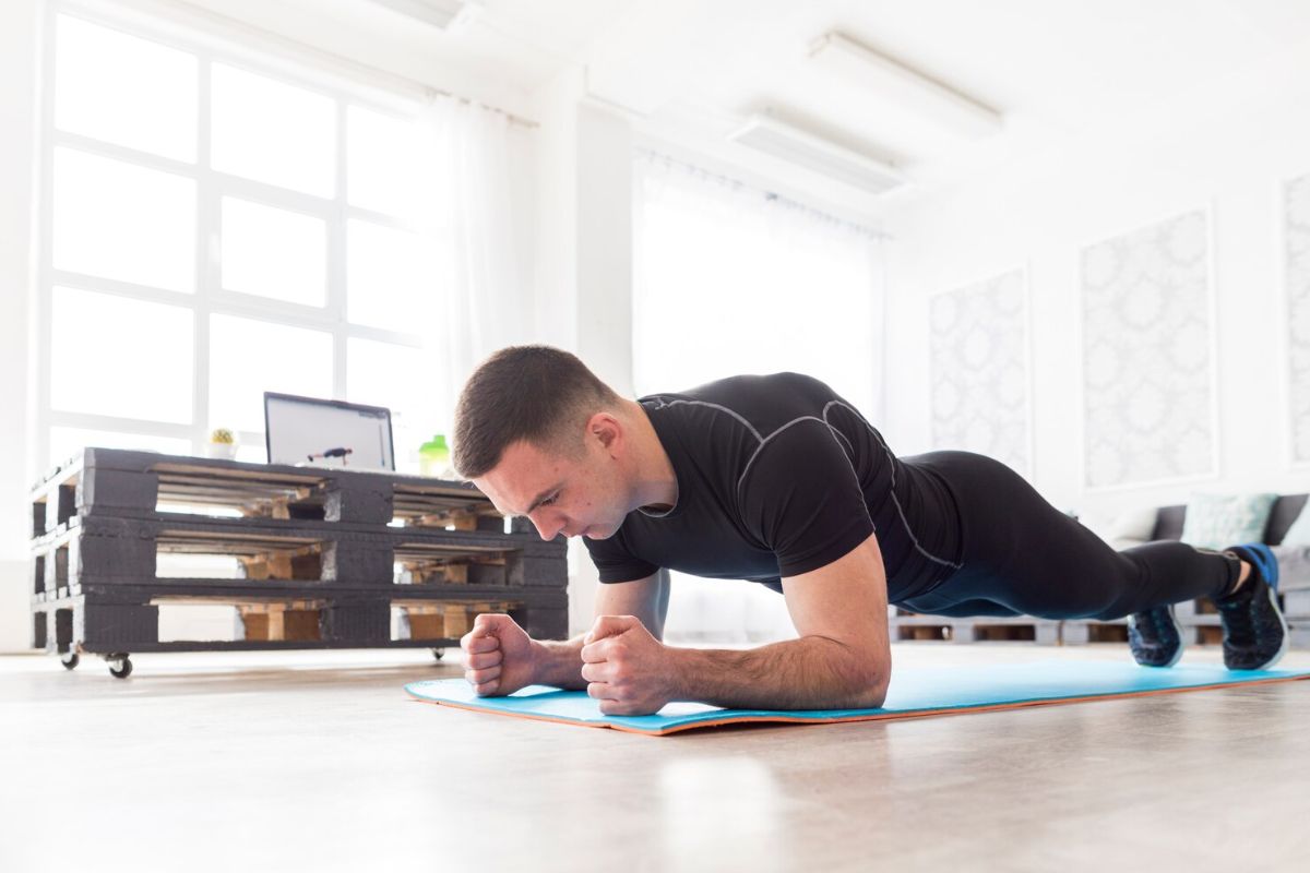 Orang pria sedang melakukan push up