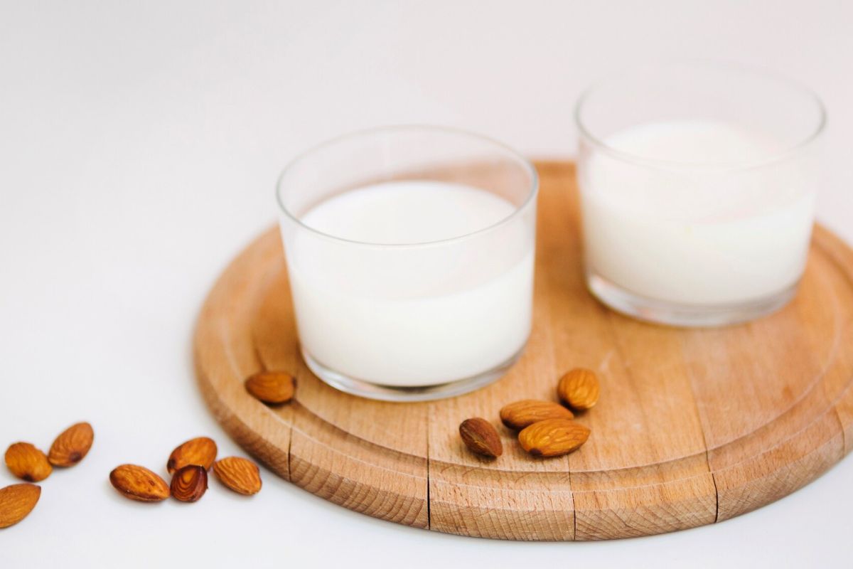 Dua gelas susu nabati dari almond
