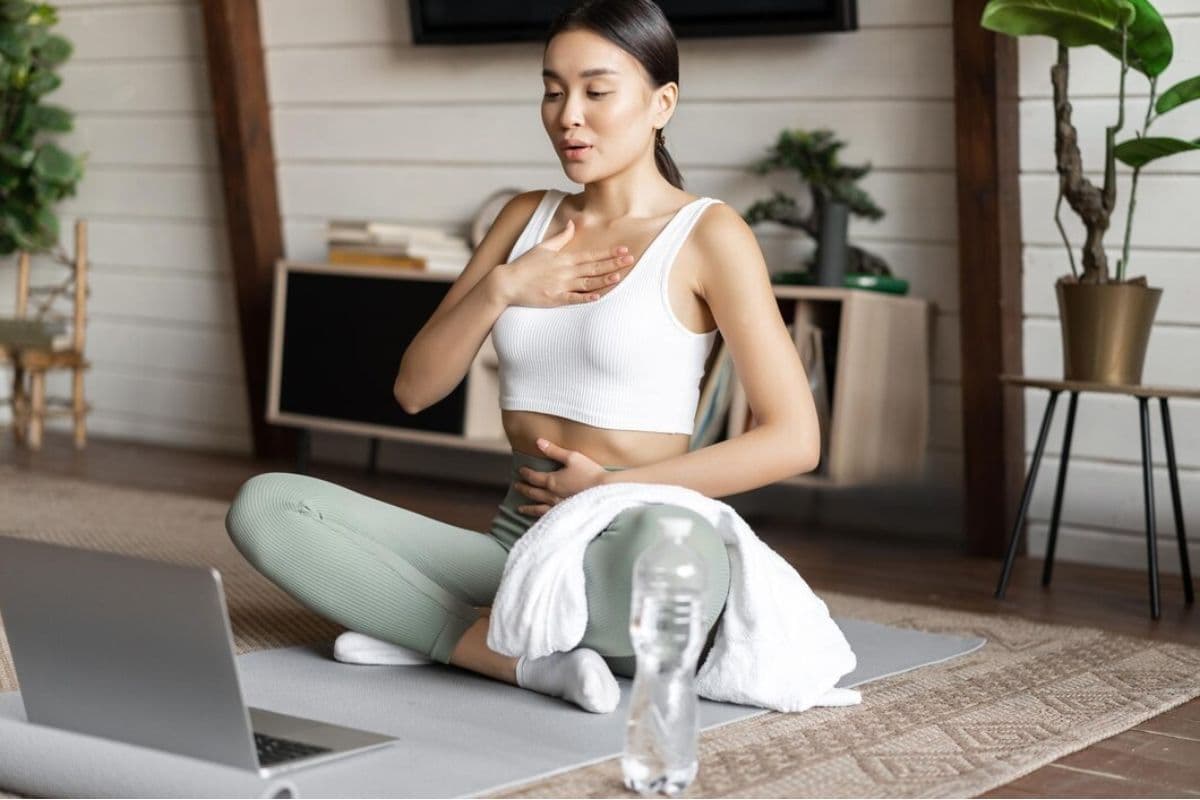 Perempuan mengikuti kelas pernafasan online