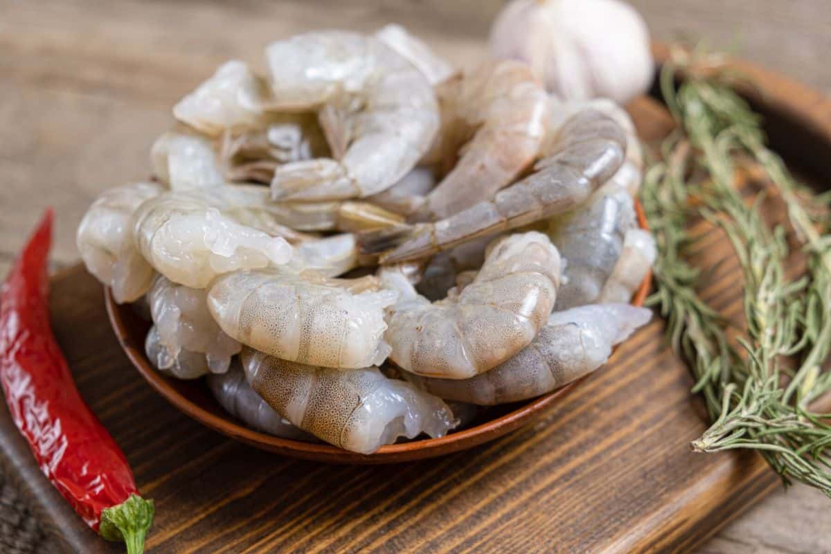 Tumpukan udang sedar di atas piring